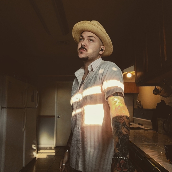 Meet your Posher, Julian - Picture 6 of 6